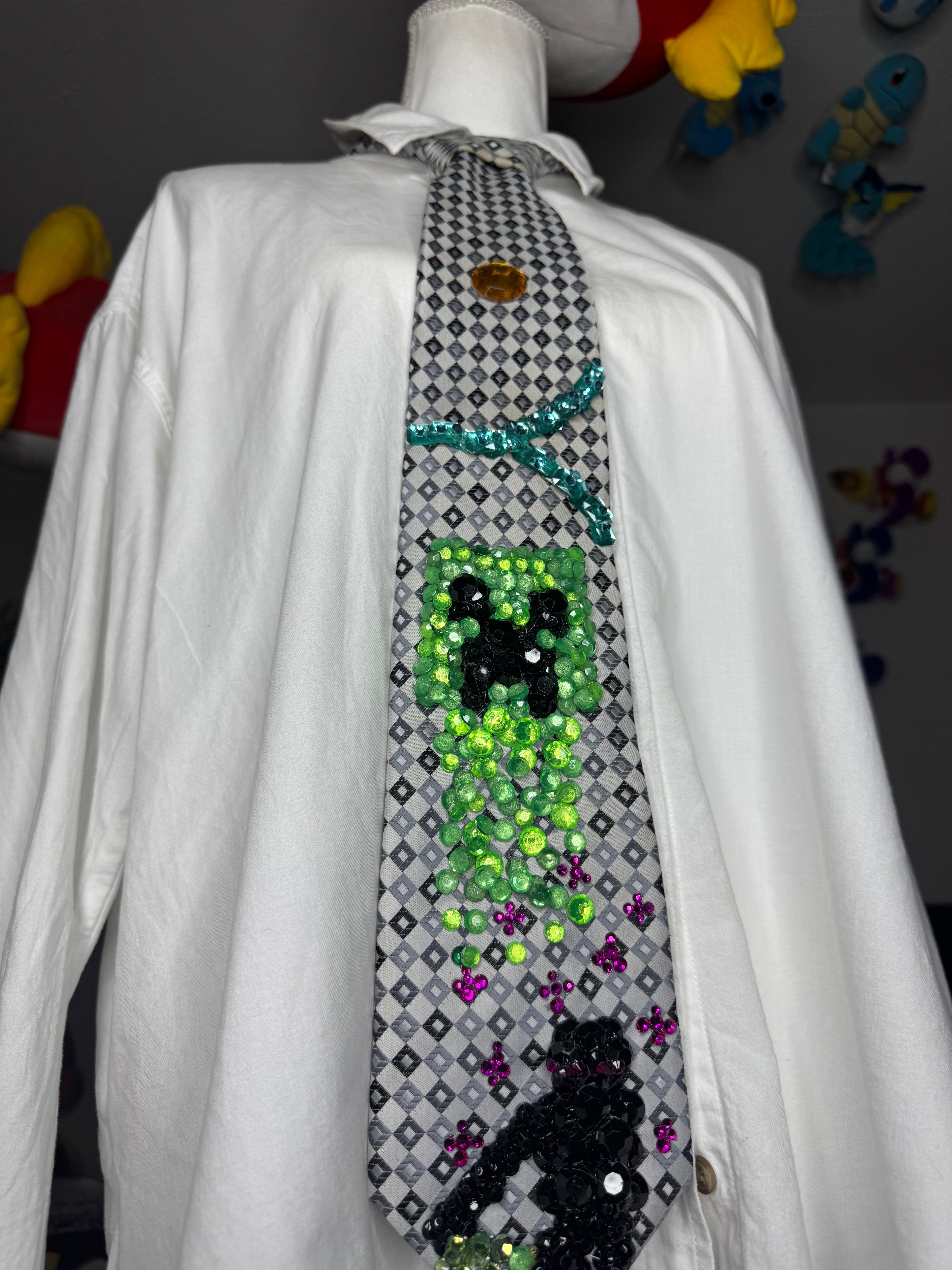 Grey Enderman Holding Dirtblock and Giant Creeper Minecraft Tie