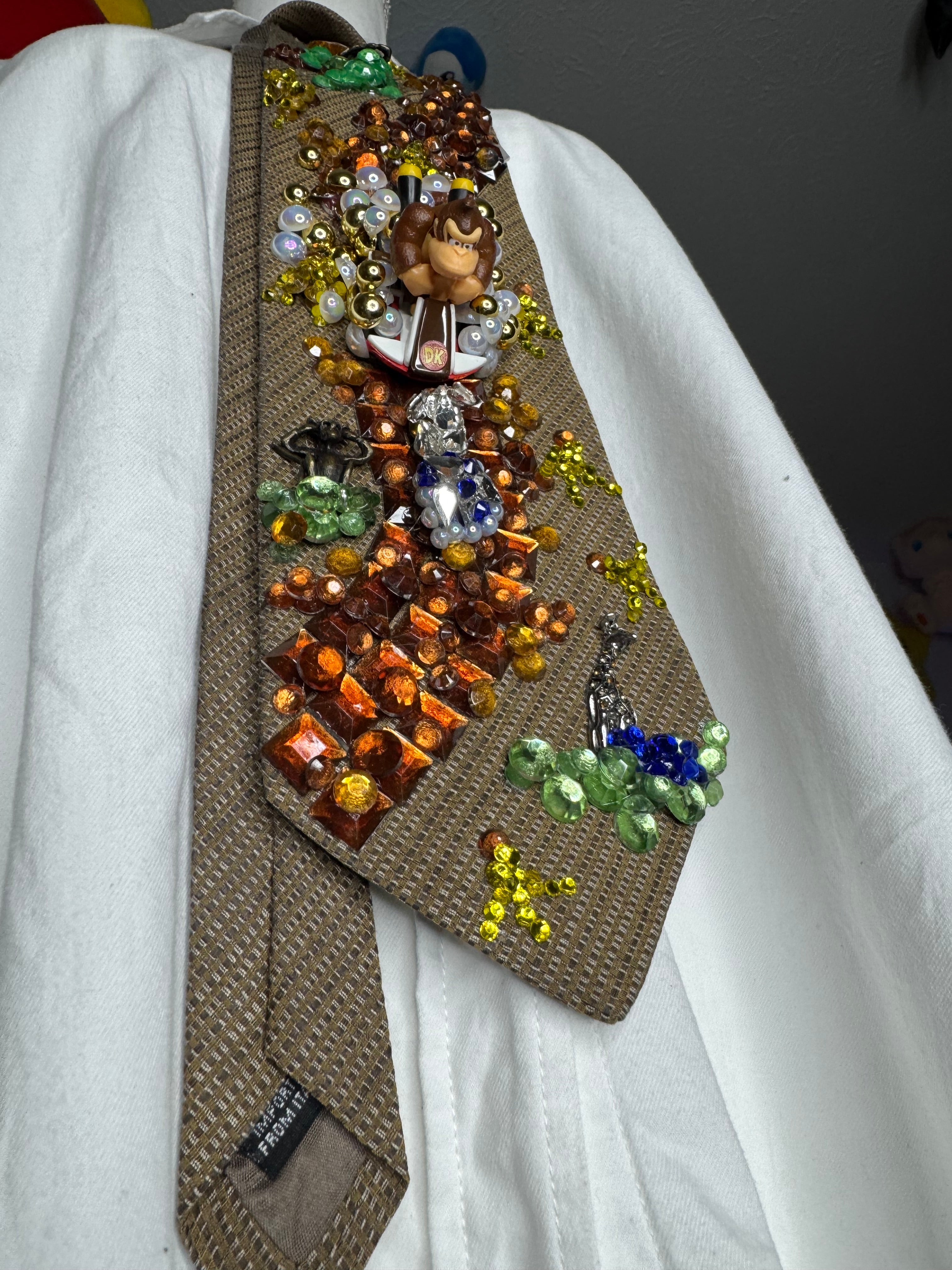 Beige Donkey Kong Throwing Blue Shell on DK Jungle Road Mirror 200cc Mario Kart Tie