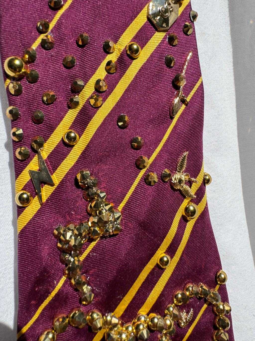 Burgundy and Gold Striped Gryfinndor Club Charmed Harry Potter Tir