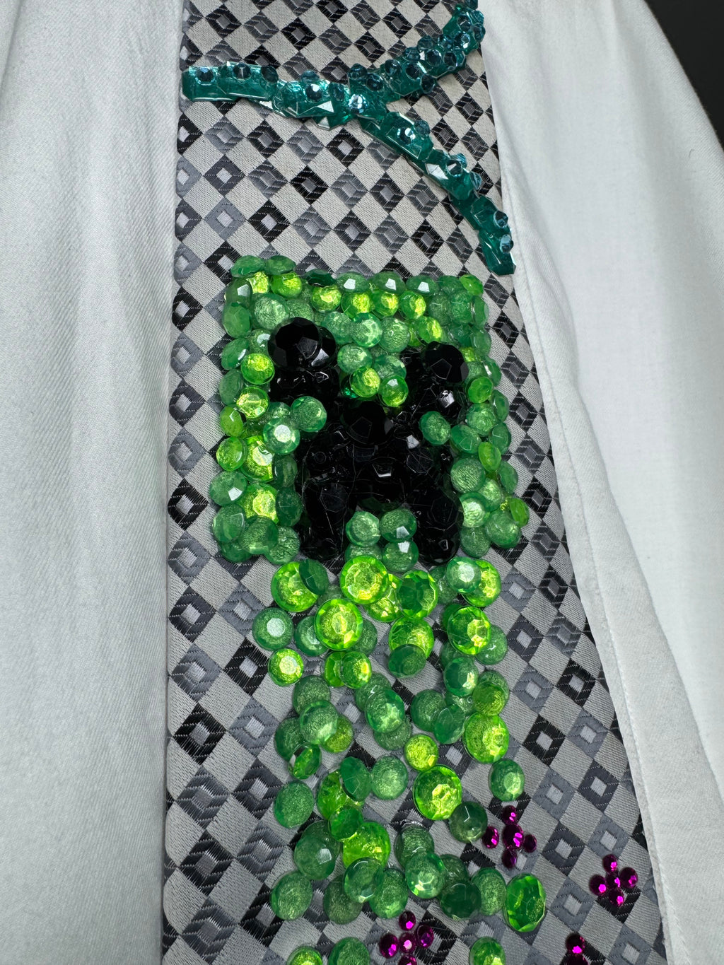 Grey Enderman Holding Dirtblock and Giant Creeper Minecraft Tie