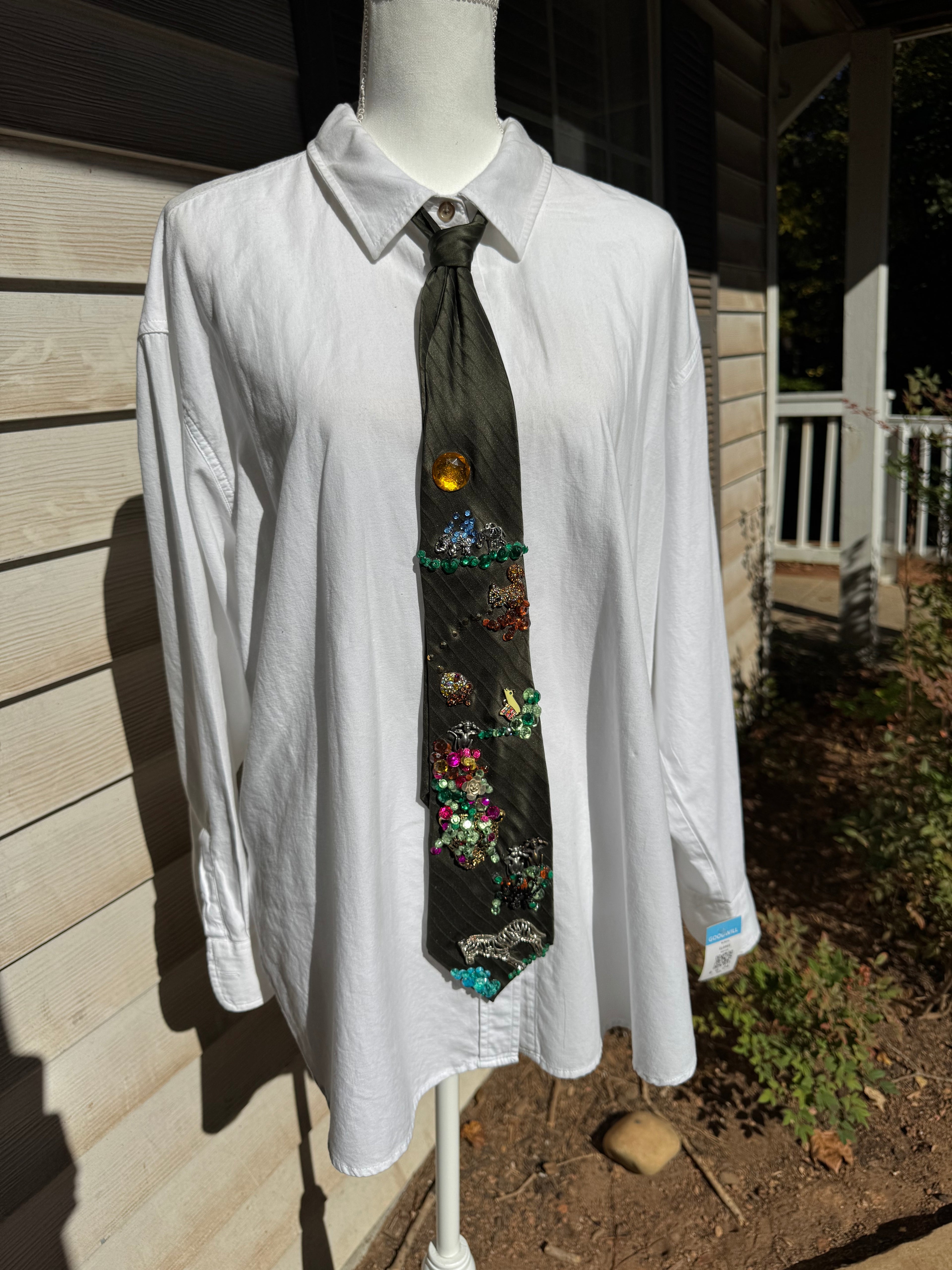 Army Green Out view of the Wildlife Nature Royalty Tie