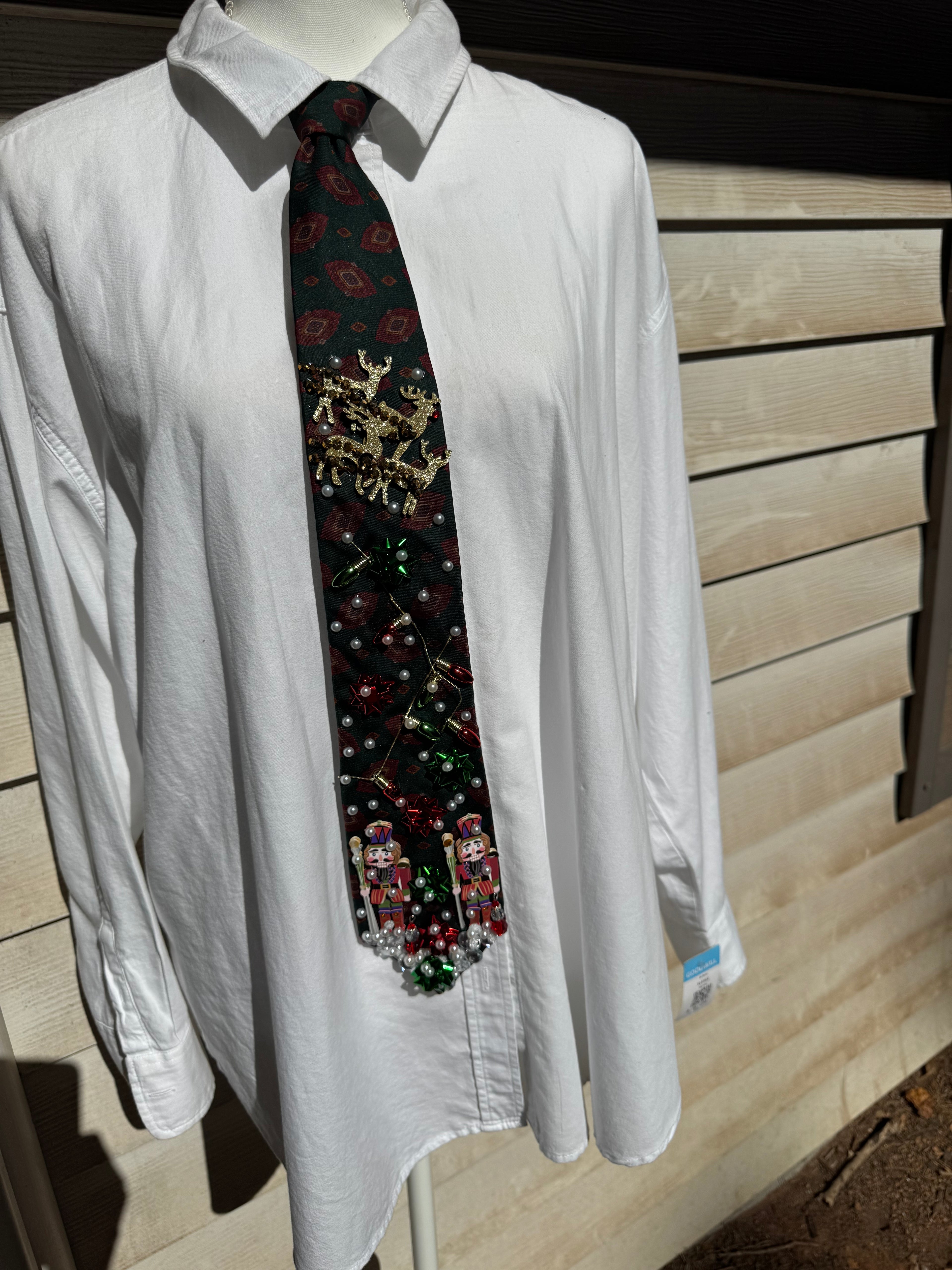 Dark Green Nutcrackers in Winterland Christmas Tie